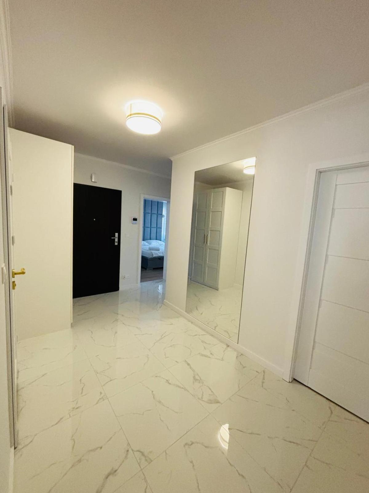 3 Bedrooms Premium Bella White For 8 Guests With Ac And Underground Parking Apartment Rzeszów