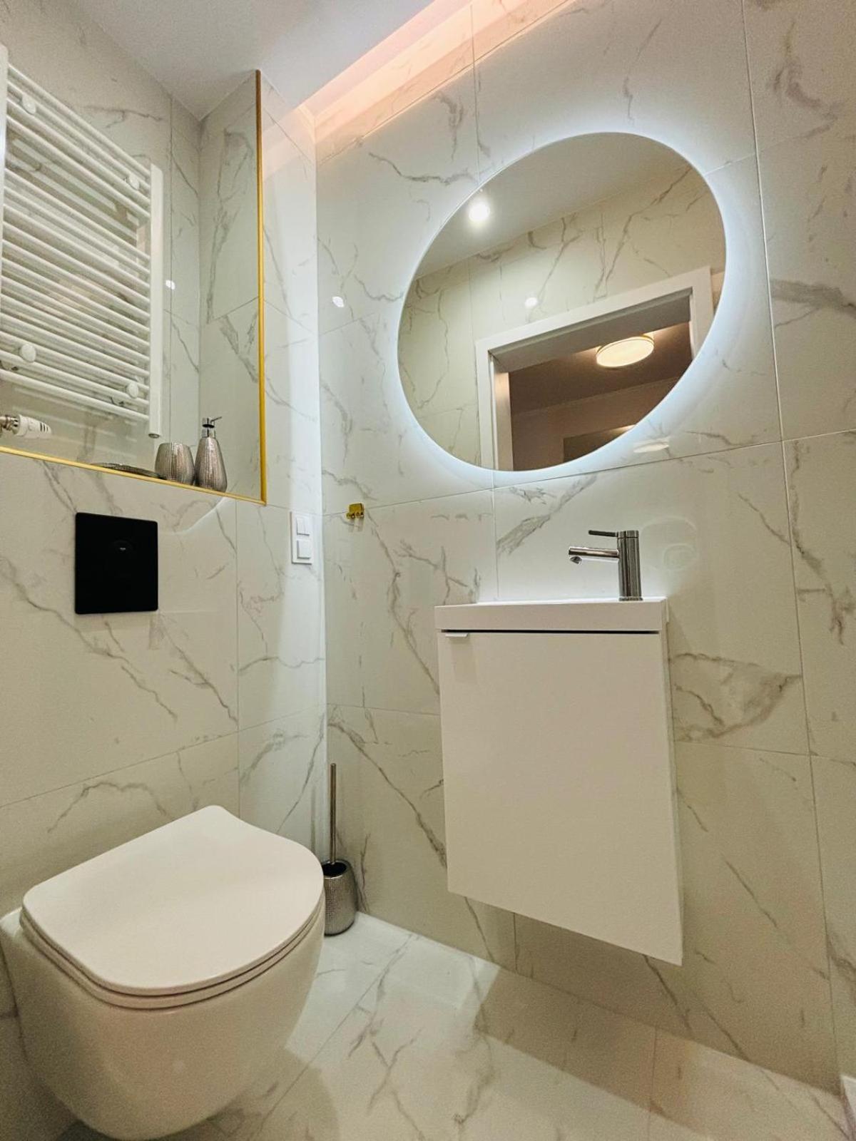 3 Bedrooms Premium Bella White For 8 Guests With Ac And Underground Parking Apartment Rzeszów