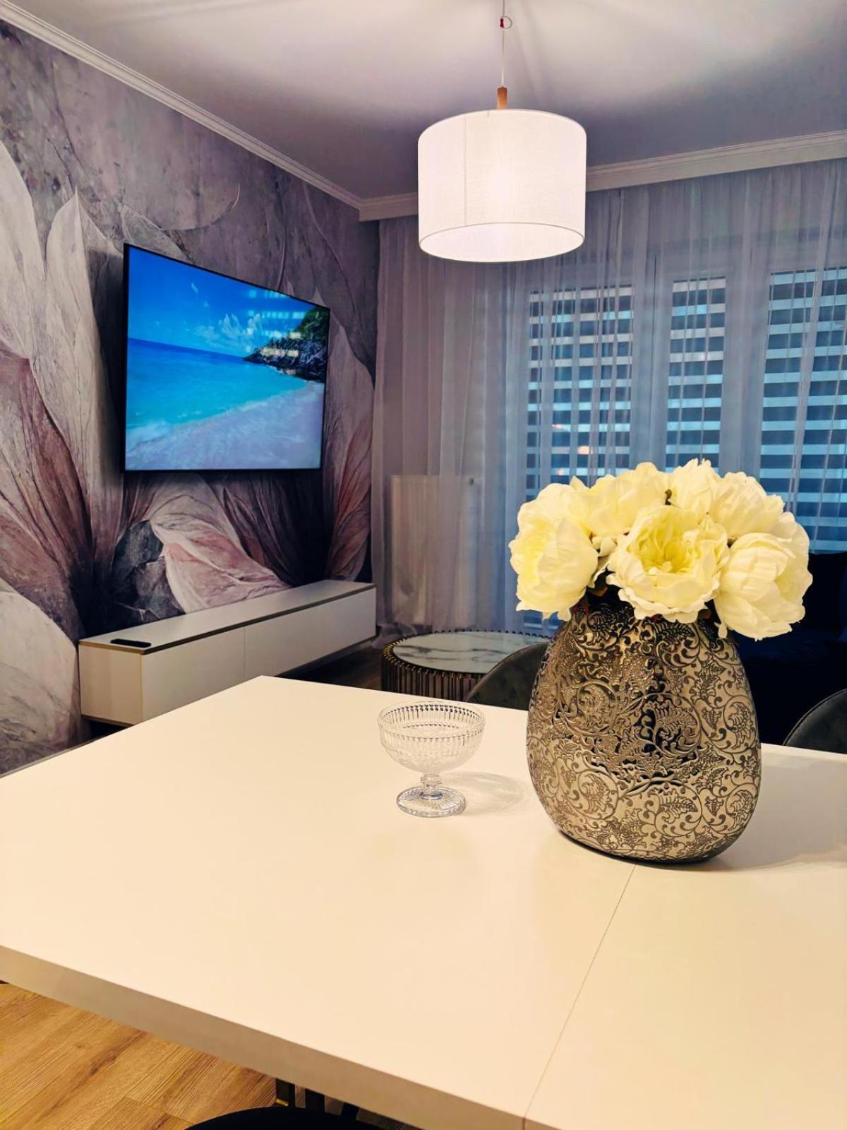 Apartment 3 Bedrooms Premium Bella White For 8 Guests With Ac And Underground Parking *