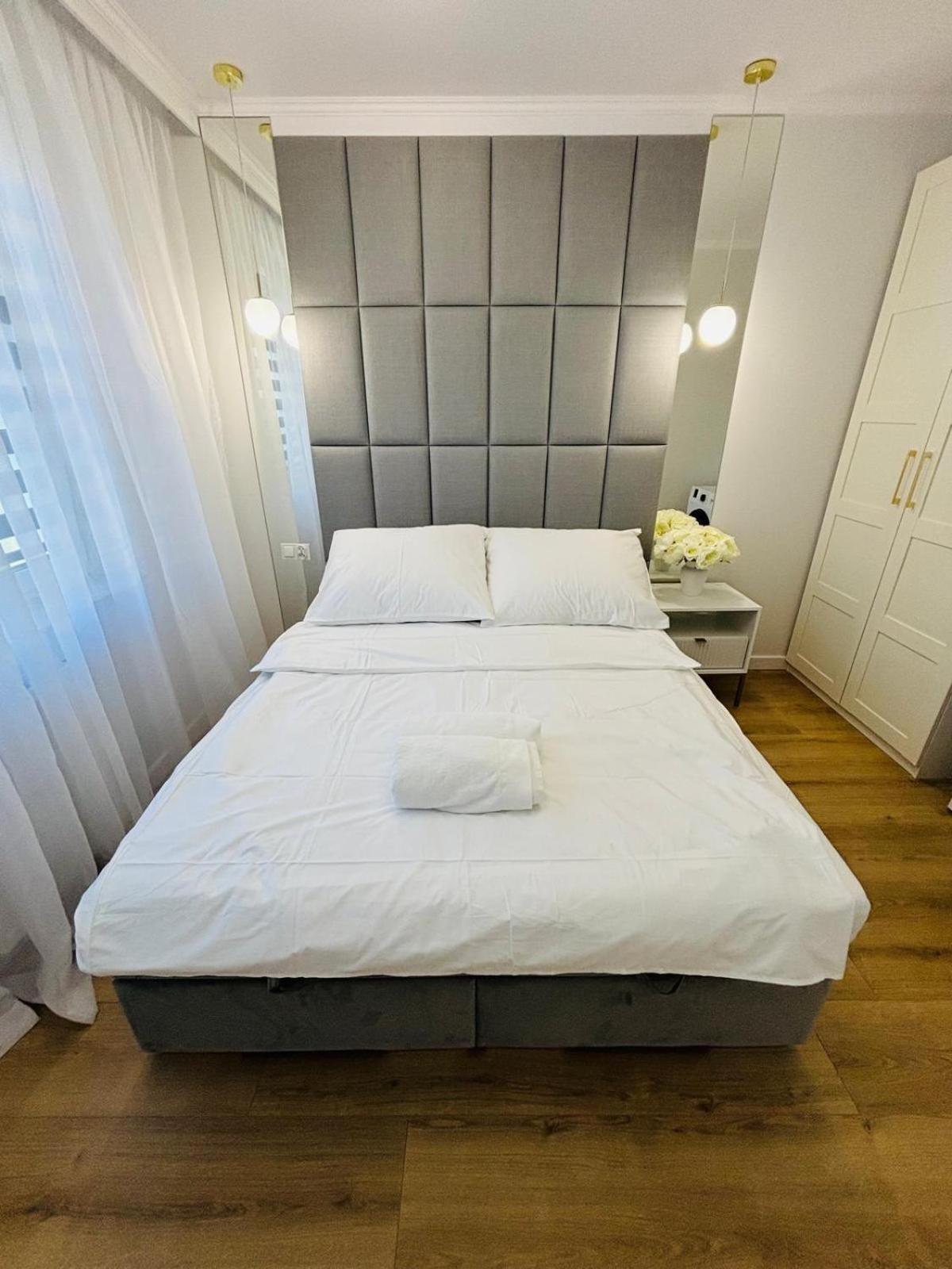 3 Bedrooms Premium Bella White For 8 Guests With Ac And Underground Parking Apartment Rzeszow